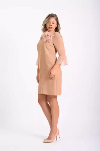 Rochie eleganta bej cu maneca clopot din tull si croiala lejera in A