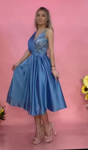 Rochie eleganta bleu vaporoasa cu broderie in partea superioara