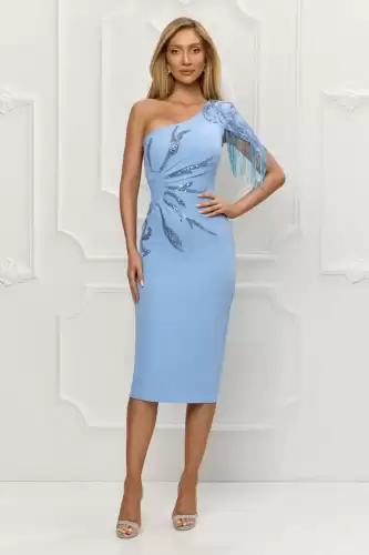 Rochie eleganta conica cu slit pe picior si broderie cu franjuri