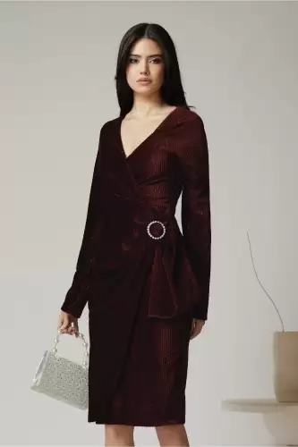 Rochie eleganta din catifea burgundy cu insertii din fir lurex si catarama in talie