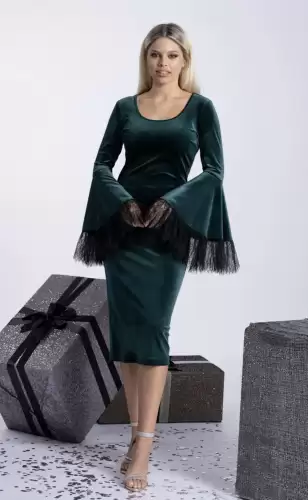 Rochie eleganta din catifea verde cu maneca clopot si terminatia din dantela Chantilly