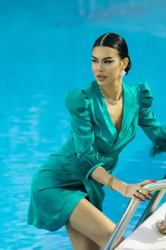 Rochie eleganta din material vaporos accesorizata cu pene