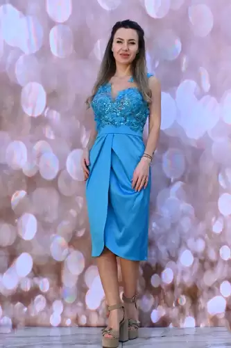 Rochie eleganta din tafta cu broderie in superioara