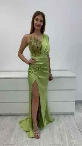 Rochie eleganta din tafta cu slit pe picior si broderie pretioasa la bust