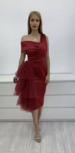 Rochie eleganta din tafta cu volane din tull