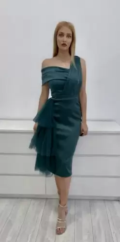 Rochie eleganta din tafta verde cu volane din tull suprapuse in lateral