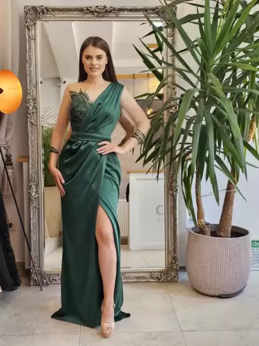 Rochie eleganta din tesatura pretioasa si broderie cu perle