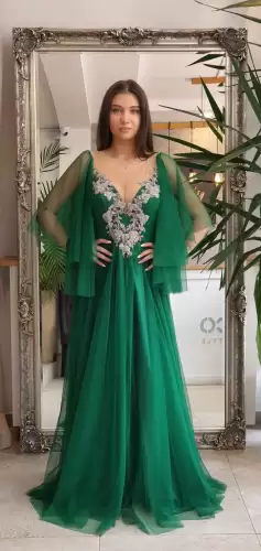 Rochie eleganta din tulle fin de culoare verde si broderie pretioasa in partea superioara