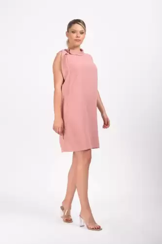 Rochie eleganta dreapta jelera de culoare roz prafuit cu volan in lateral