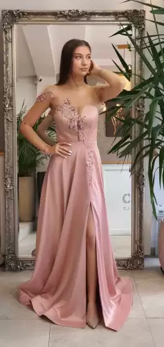 Rochie eleganta lunga din tafta roz prafuit prevazuta cu broderie pretioasa in partea superioara si maneca scurta