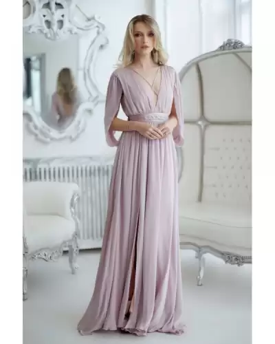 Rochie eleganta lunga din voal roz prafuit cu detalii pretioase si maneci despicate