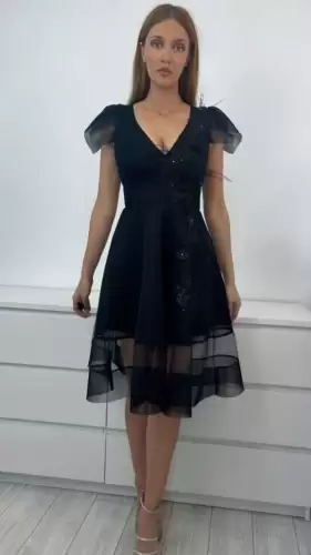 Rochie eleganta midi clos de culoare neagra prevazuta cu o banda transparenta