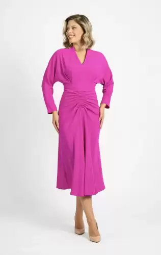 Rochie eleganta midi de culoare fucsia cu pense in zona taliei