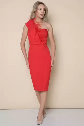 Rochie eleganta mulata pe corp de culoare rosie prevazuta cu pene