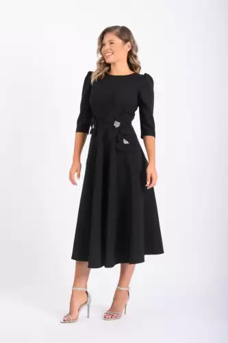Rochie eleganta neagra cu croi in clos si detalii la talie