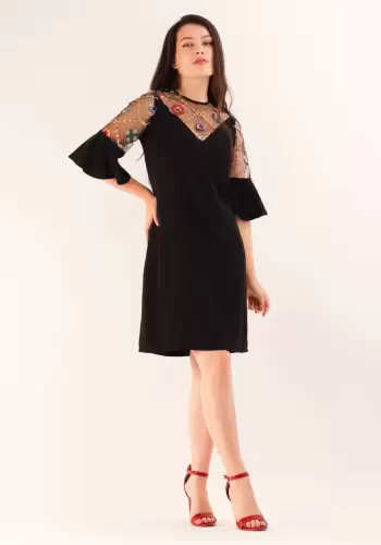 Rochie eleganta neagra cu croi lejer si broderie florala colorata