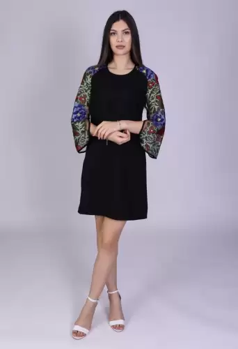 Rochie eleganta neara cu maneci din broderie florala colorata