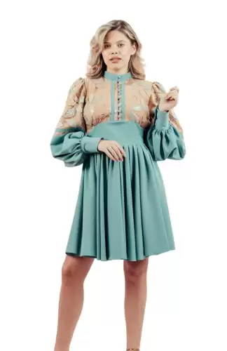 Rochie eleganta vernil cu broderie florala in partea superioara