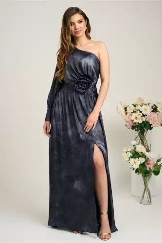 Rochie Ella Collection Noa lunga de ocazie bleumarin din satin cu floare maxi pe talie