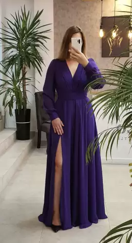 Rochie lunga de ocazie confectionata din material fluid cu partea superioara petrecuta si slit pe picior