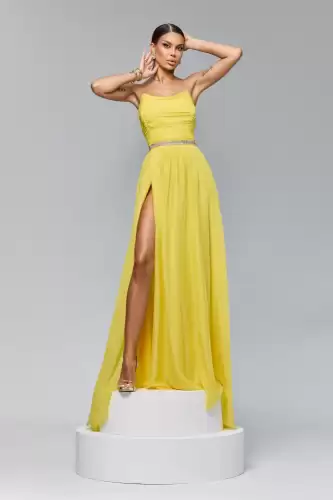 Rochie lunga de ocazie din voal galben accesorizata cu detalii pretioase la talie