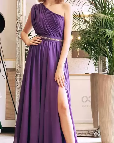 Rochie lunga de ocazie din voal mov accesorizata cu pense in zona superioara si centrura detasabila