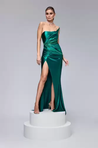 Rochie lunga de ocazie prevazuta cu broderie la bust si design deosebit