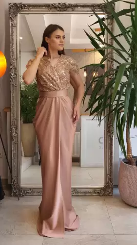 Rochie lunga din tafta bej confectionat din tesatura pretioasa