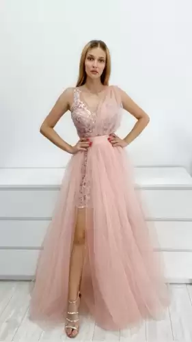 Rochie lunga din tull cu broderie pretioasa in partea superioara