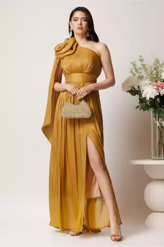 Rochie lunga din voal galbena cu floare maxi pe umar