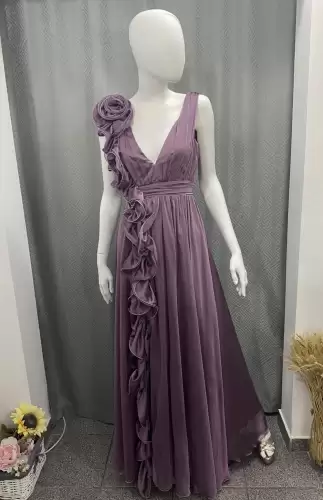 Rochie lunga din voal prevazuta cu volanase in partea din fata si slit pe picior