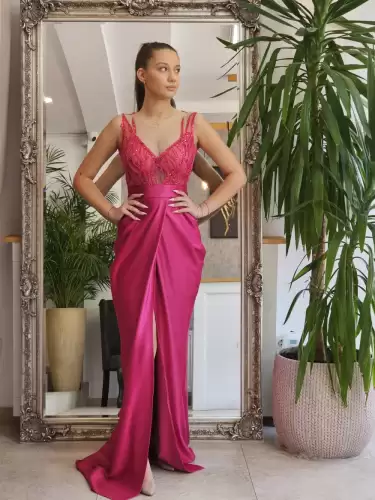 Rochie lunga fucsia conica cu slit pe mijlocul picioarelor si broderie pretioasa cu perle in partea superioara