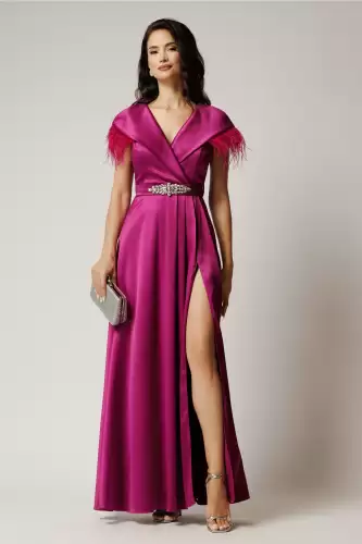 Rochie lunga magenta din tafta cu pene la umeri si strasuri pe talie