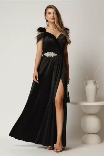 Rochie lunga neagra din tafta cu accesoriu in talie si pene la umeri