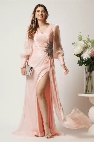 Rochie lunga roz din voal plisat cu strasuri in talie