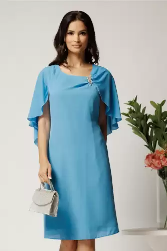 Rochie midi bleu din voal cu croi drept si accesoriu stralucitor la bust