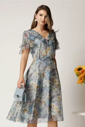 Rochie midi bleu din voal cu floricele albastre in clos cu volanase la bust