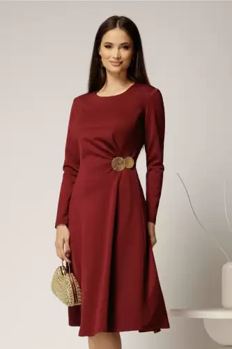 Rochie midi bordo clos cu accesoriu auriu in talie si pliuri