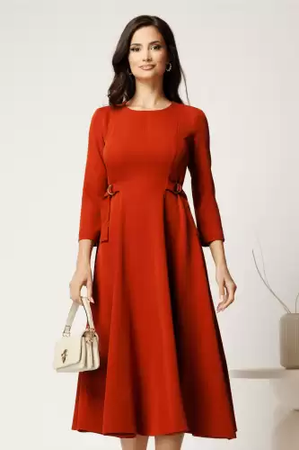Rochie midi caramizie din stofa in clos cu catarame in talie