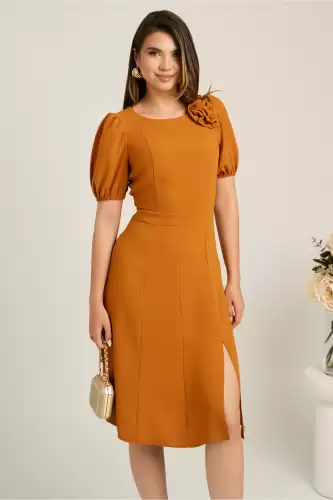 Rochie midi galben mustar din crep in clini cu floare la bust- Moze