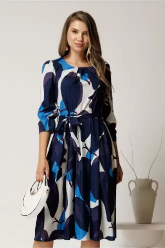 Rochie midi in clos din triplu voal cu imprimeuri albastre si cordon in talie