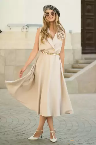 Rochie midi ivory din stofa in clos cu floare si nasturi la bust