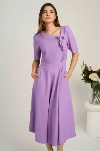 Rochie midi lila din stofa in clos cu floare si margelute- LaDonna