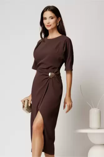 Rochie midi maro cambrata din triplu voal cu funda si accesoriu pe fusta