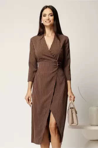 Rochie midi maro petrecuta cu dungi albe si catarama in talie