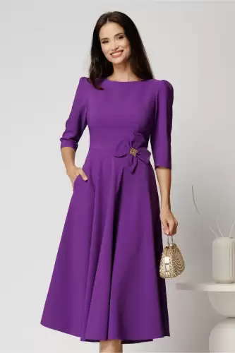 Rochie midi mov din stofa in clos cu floare in talie