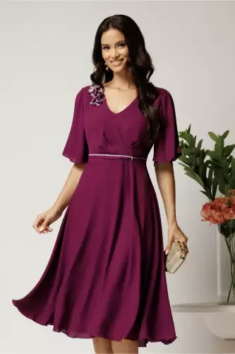 Rochie midi mov din voal in clos cu flori la decolteu