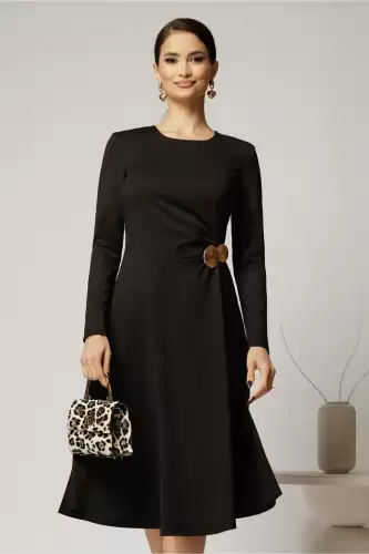 Rochie midi neagra clos cu accesoriu auriu in talie si pliuri