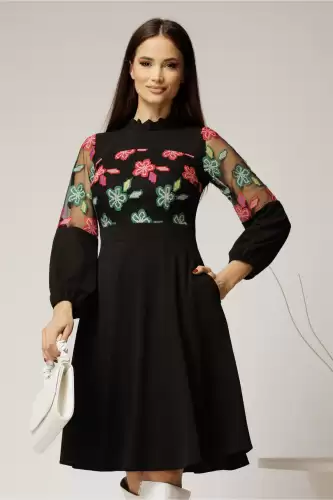 Rochie midi neagra din crep cu broderie la bust