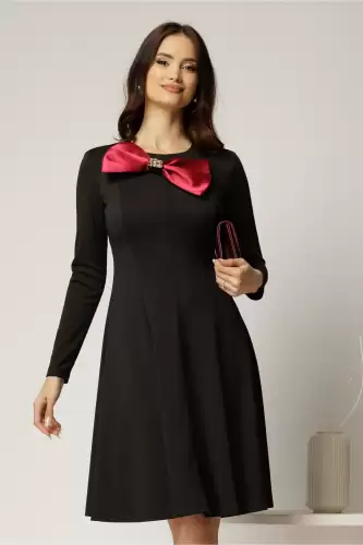 Rochie midi neagra in clini cu funda maxi satinata pe bust